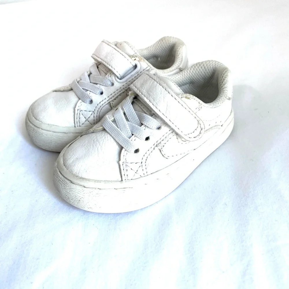 THE CHILDREN’S PLACE Unisex -Child and Toddler Uniform Low Top Sneakers Size 5